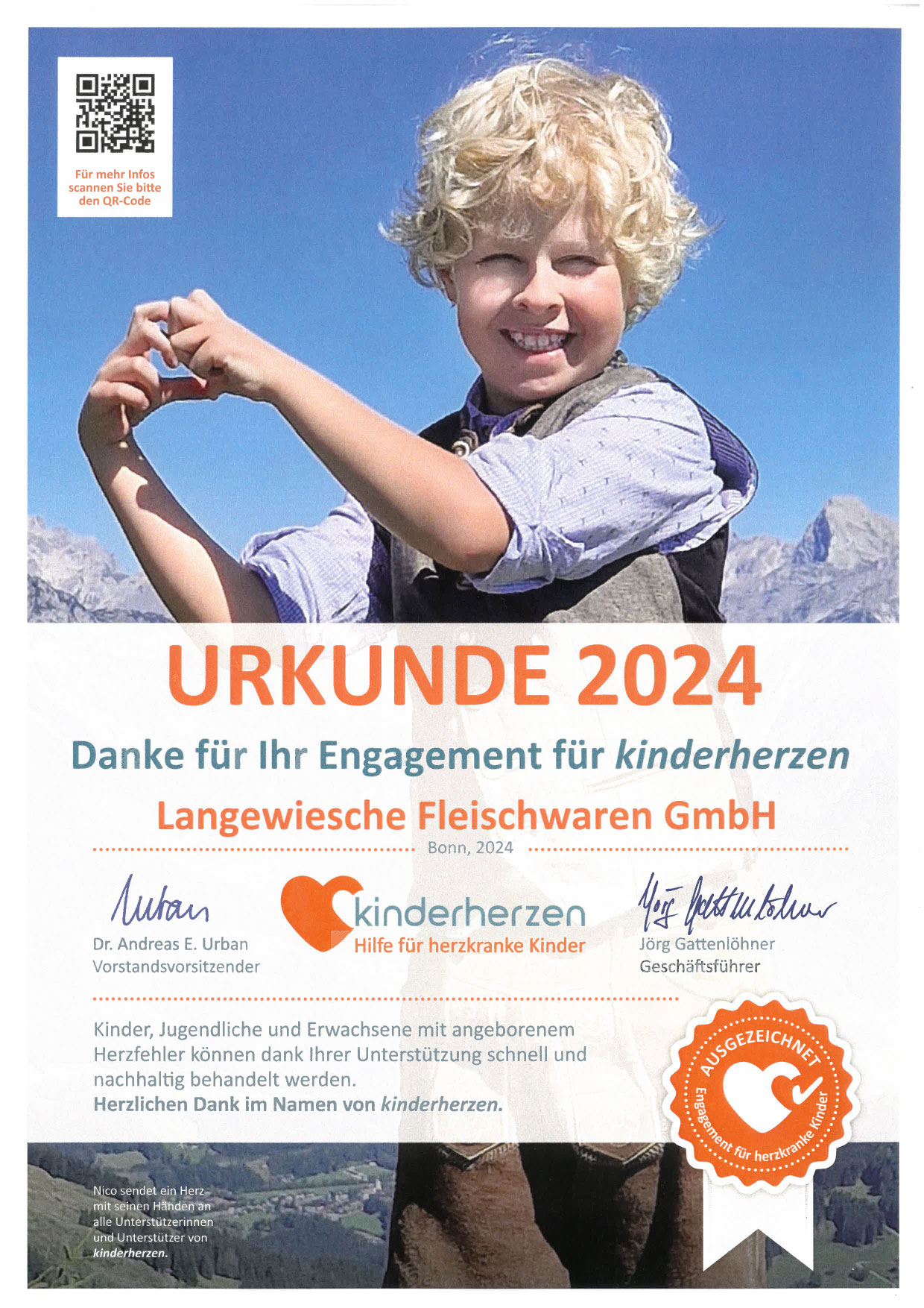 Blonder Junge mit Urkunde vor Alpenpanorama: Auszeichnung für Langewiesche Fleischwaren durch Kinderherzen e.V.