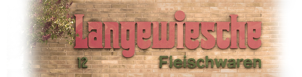 Das Logo der Langewiesche Fleischwaren GmbH an einer Backsteinwand
