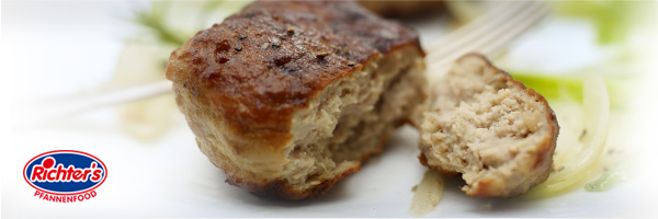 Frisch gebratene Frikadelle von Richter’s aus 90 % Schweinefleisch, traditionell in der Pfanne zubereitet